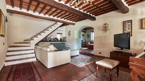 Een televisie en een open haard