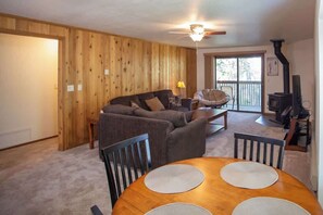 Fernseher, Kamin, DVD-Player, Videothek