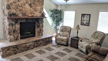 TV connectée, lecteur de DVD, baby-foot, vidéothèque