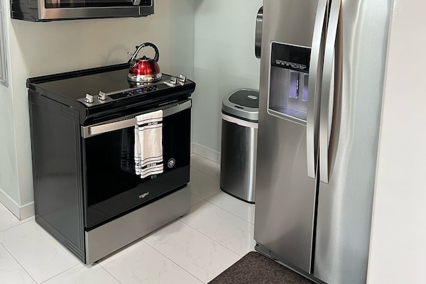 Kjøleskap, mikrobølgeovn, ovn og kokeplater