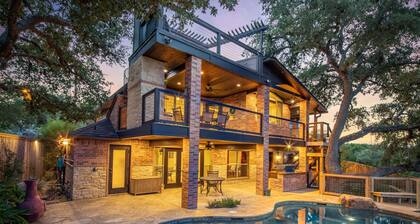 Hummingbird Hideaway - Canyon Lake Waterfront with pool and hot tub!