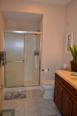 Bruser, hårtørrer, håndklæder, Sæbe