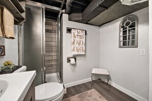 Secadora de cabello, toallas, shampoo, papel de baño