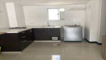 Mikrowelle, Wasserkocher mit Kaffee-/Teezubehör