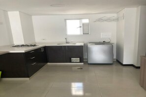 Een magnetron, een koffiezetapparaat/waterkoker