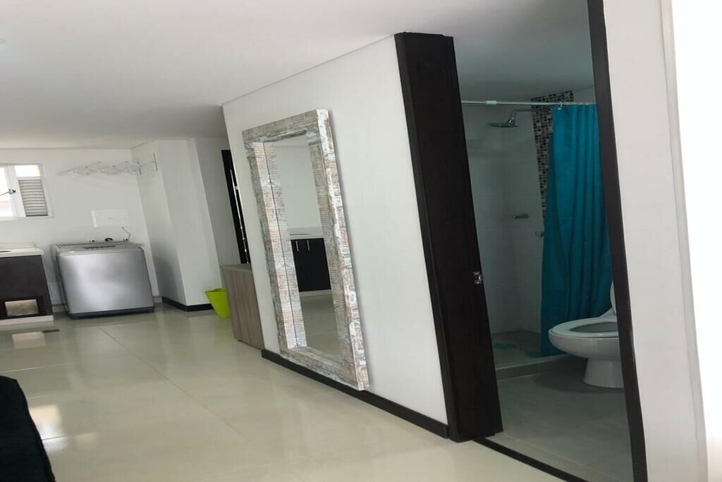 Toalhas de banho, sabonete, shampoo, papel higiênico