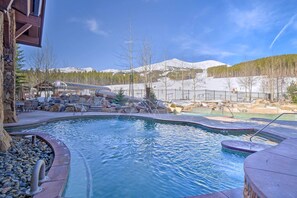 Una piscina techada, una piscina al aire libre