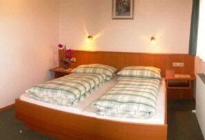 2 bedrooms, desk, WiFi, bed sheets