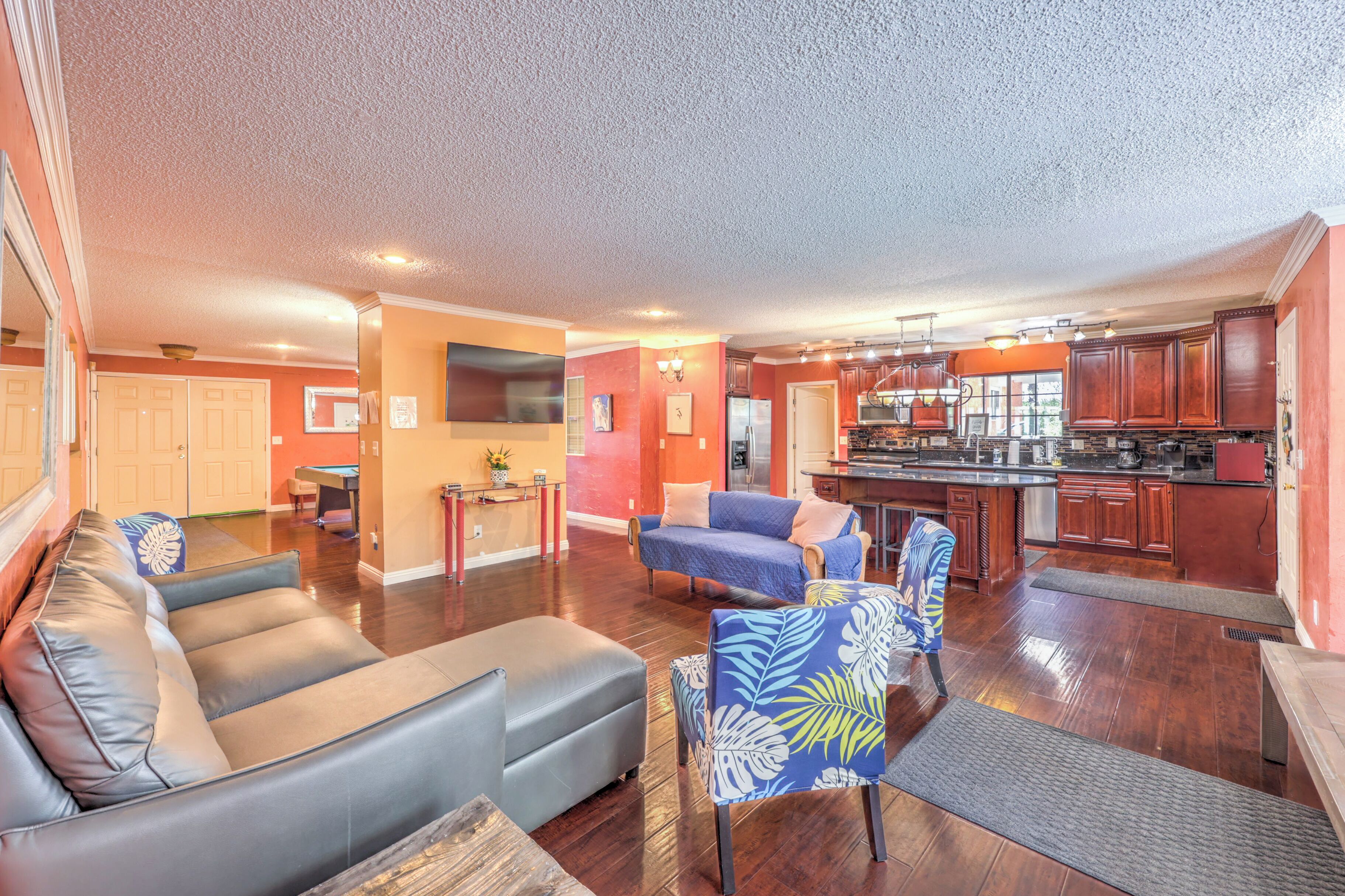 智能电视、壁炉、桌上足球、乒乓球