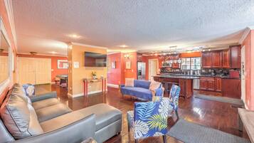 智能电视、壁炉、桌上足球、乒乓球