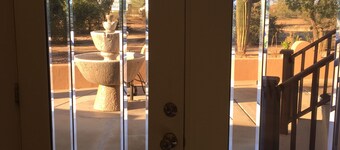 Casita in the SW, with lots of character! Cactus of several varieties and birds