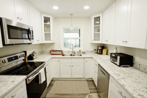 Fridge, microwave, oven, stovetop - Bamboo Grove - Spacious, elegant, cozy, and convenient (Eugene)