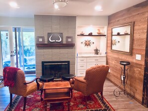 Interior - Bamboo Grove - Spacious, elegant, cozy, and convenient (Eugene)