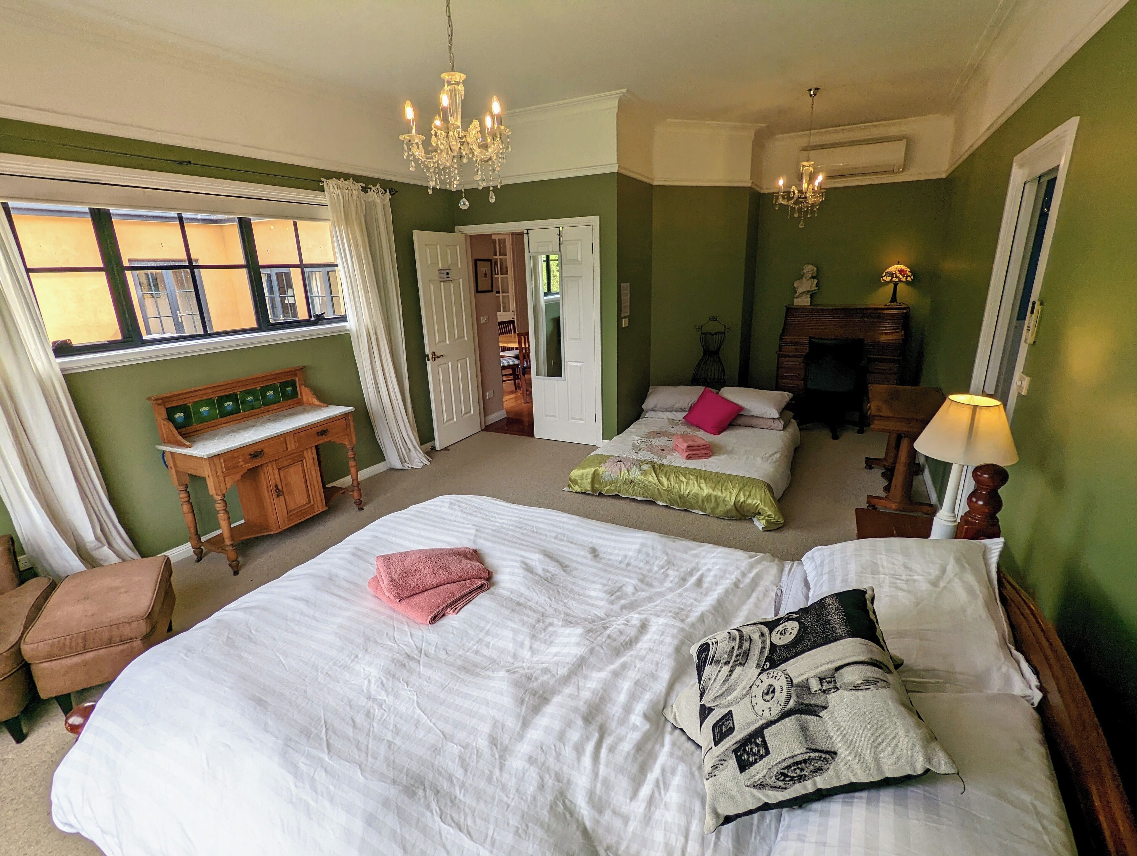 5 Schlafzimmer, Schreibtisch, Bügeleisen/Bügelbrett, kostenloses WLAN