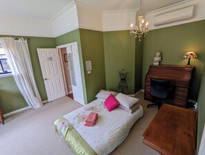 5 Schlafzimmer, Schreibtisch, Bügeleisen/Bügelbrett, kostenloses WLAN