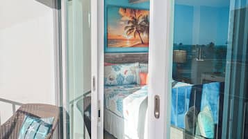 Escritorio, tabla de planchar con plancha, wifi gratis y ropa de cama