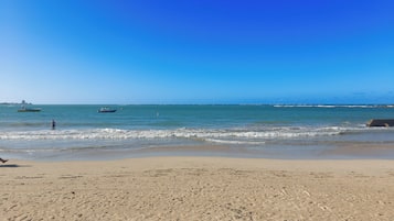 En la playa y toallas de playa