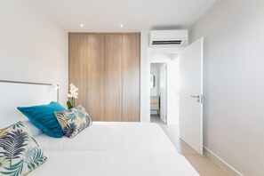 1 dormitorio, tabla de planchar con plancha, wifi y ropa de cama