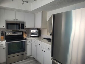 Geladeira, micro-ondas, fogão, cooktop