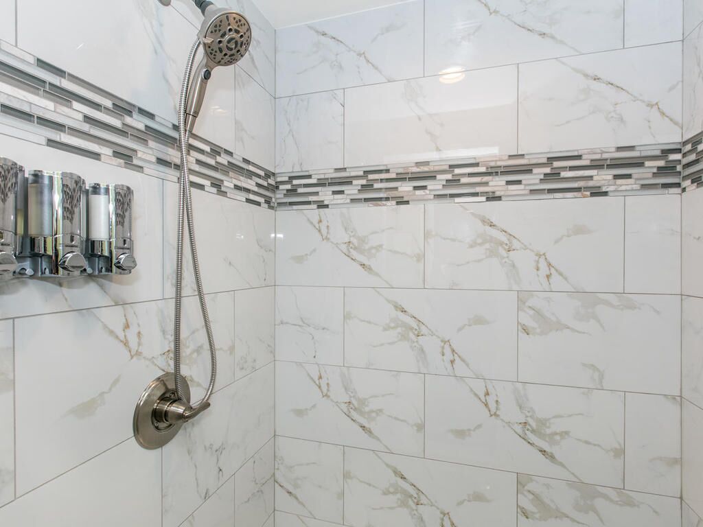 Een douche, een haardroger, handdoeken, zeep