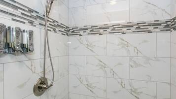 Een douche, een haardroger, handdoeken, zeep