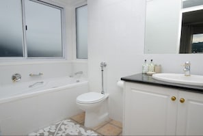 Departamento Confort, 2 habitaciones | Baño | Toallas