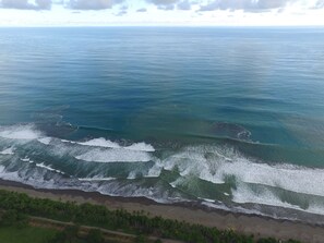 Plage à proximité, chaises longues, serviettes de plage