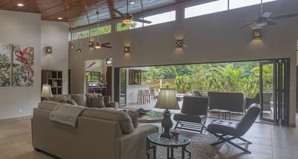 New Luxury Home, private pool! 300 steps to beach, 8 min. walk to bars & dining