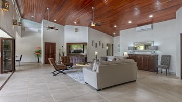 Een smart-tv en boeken