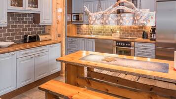 Refrigerador, microondas, lavavajillas, utensilios de cocina