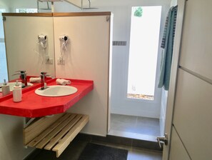 Sèche-cheveux, serviettes fournies, papier toilette