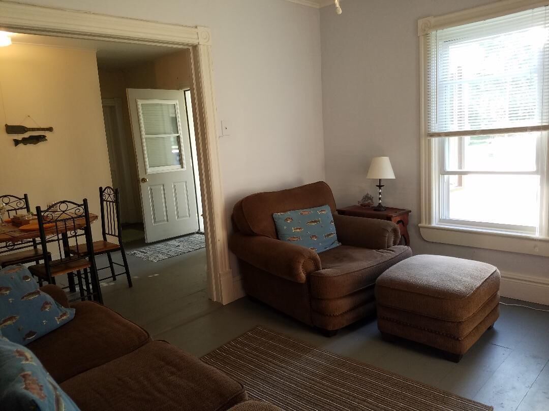 Een smart-tv, een dvd-speler, boeken en een filmbibliotheek