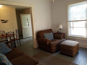 Smart TV, DVD player, books, video library - Private 5 rooms, one side of duplex, screened porch, yard space - boat parking, (Redwood)