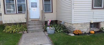 Private 5 rooms, one side of duplex, screened porch, yard space - boat parking,