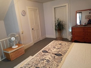 1 habitación, escritorio, tabla de planchar con plancha y wifi gratis 