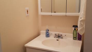 Ensemble douche/baignoire, sĂšche-cheveux, serviettes fournies, savon