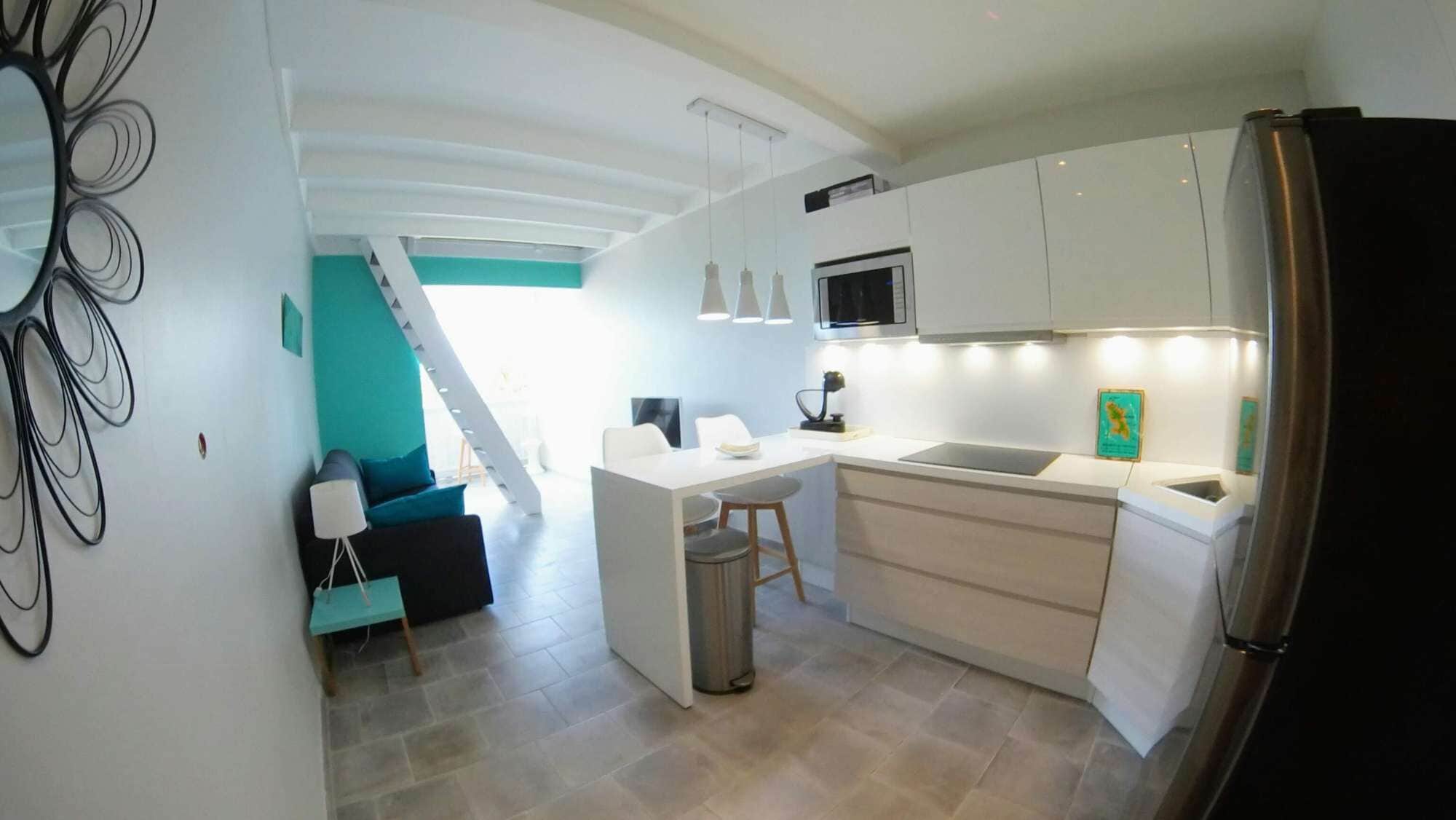 Kühlschrank, Mikrowelle, Herdplatte, Wasserkocher mit Kaffee-/Teezubehör