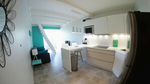 ثلاجة، ميكروويف، موقد طهي مسطح، ماكينة لصنع القهوة/الشاي