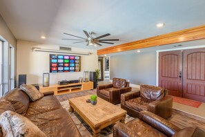 Älytelevisio, takka, kirjoja, stereot