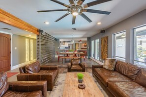 Älytelevisio, takka, kirjoja, stereot