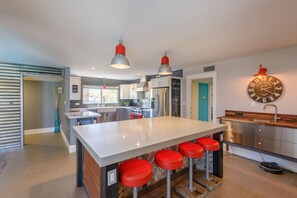 Jääkaappi, mikroaaltouuni, uuni, liesi