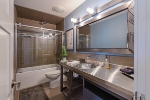 Combined shower/tub, jetted tub, hair dryer, towels - Most desirable neighborhood in Scottsdale.  2 masters, private 1 acre lot (Scottsdale)