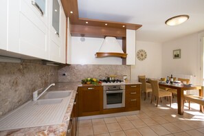 Refrigerador, horno, placa de cocina, lavavajillas