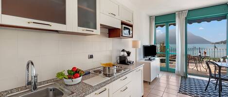 Jääkaappi, mikroaaltouuni, liesi, kahvin-/teenkeitin