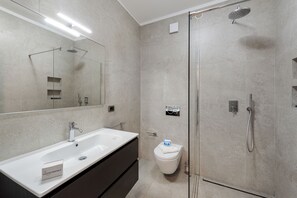 Combined shower/tub, towels - Porto Letizia P10, Porlezza, Italy (Porlezza)