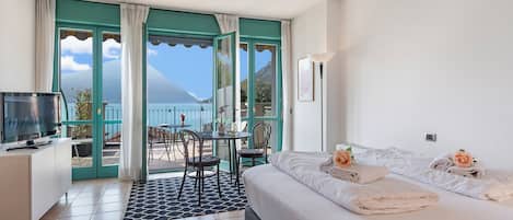 Een strijkplank/strijkijzer, gratis wifi, beddengoed