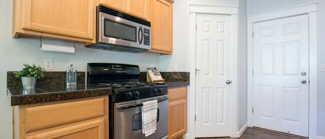 Jääkaappi, mikroaaltouuni, uuni, liesi