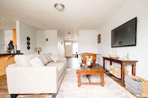 TV connectée, Netflix, baby-foot, livres