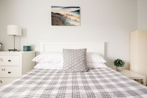 3 bedrooms, desk, iron/ironing board, travel crib