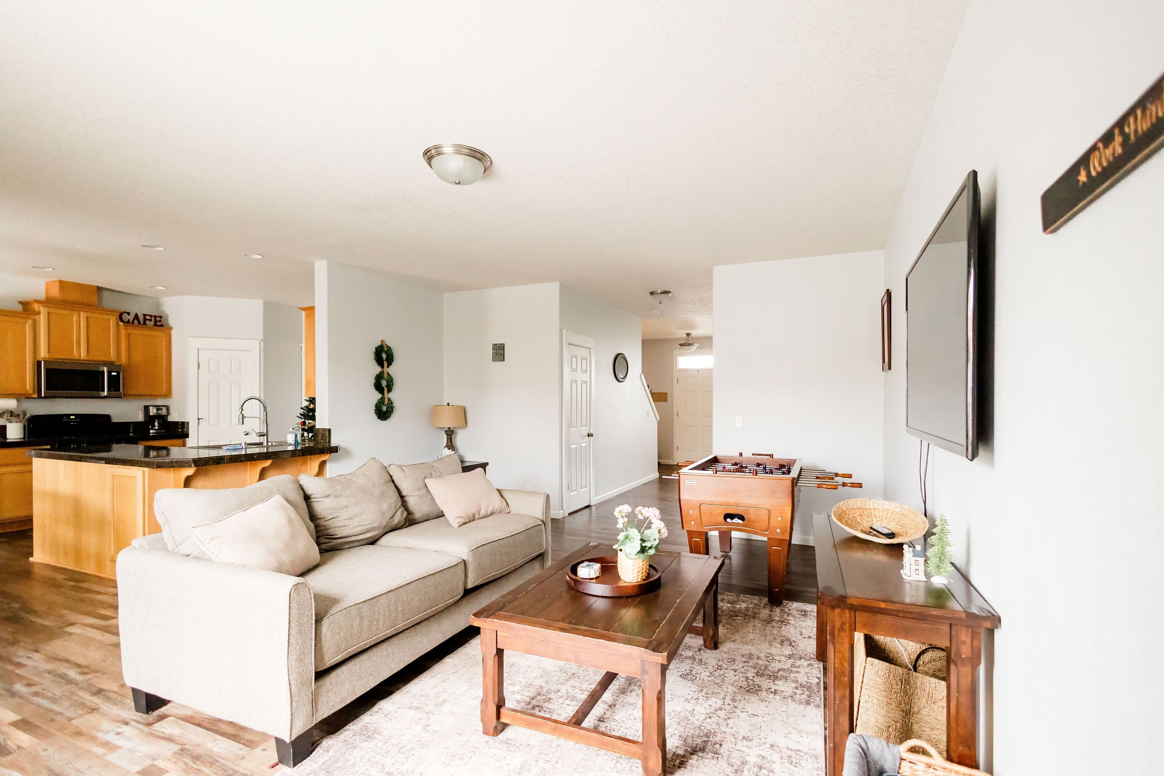 Smart-TV, Netflix, Tischfußball, Bücher